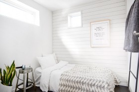 moderni-puutalo-valkoinen-makuuhuone