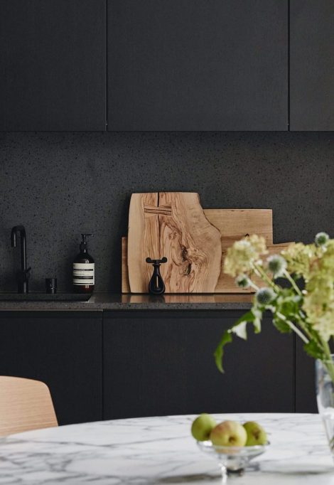 Keittiön tummat elegantit pinnat