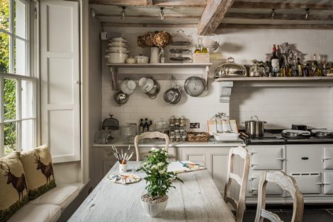 Maalaiskeittiö ja avohyllyt