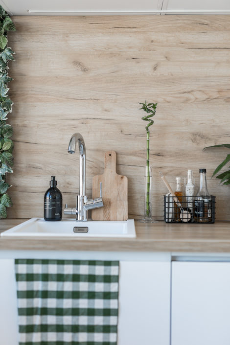 Tyylikäs ja kodikas yksiö puiset yksityiskohdat