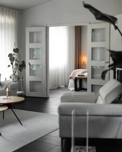 Puutalon kaunis skandinaavinen sisustus