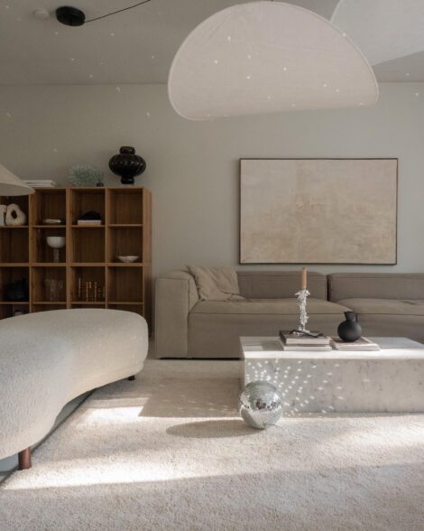 Rauhoittava valkoinen olohuoneessa