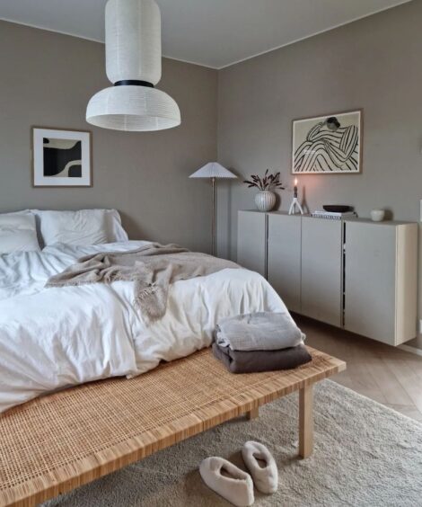 Penkki makuuhuoneen sängyn jalkopäässä